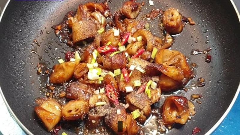 Khám phá bí quyết chế biến mì căn kho tiêu đậm đà, vị ngon khó cưỡng, đảm bảo ăn một lần là mê mẩn.