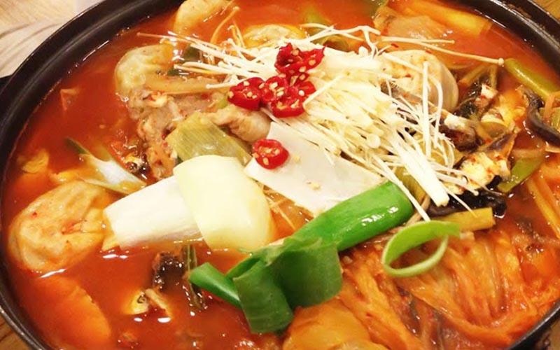 Khám phá cách làm lẩu bắp bò kim chi đậm đà, cay nồng, nóng hổi cho những ngày mưa lạnh