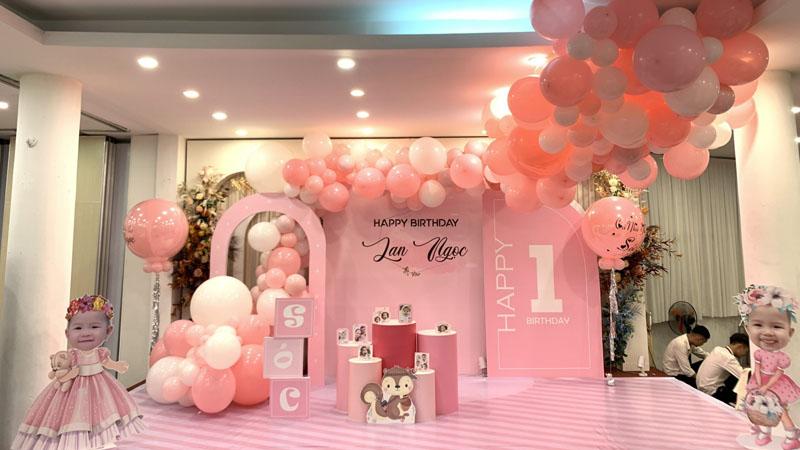 Khám phá 10 ý tưởng tổ chức sinh nhật cho bé tại nhà đơn giản nhưng đầy ắp ý nghĩa.