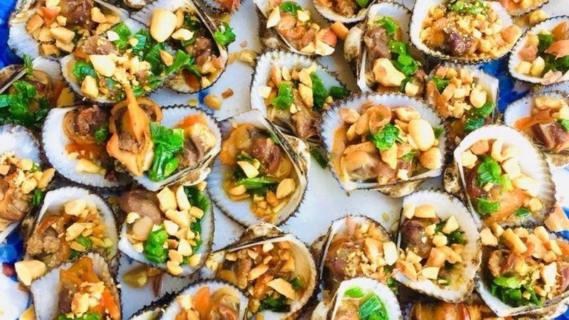 Sò lông nướng mỡ hành – món hải sản hấp dẫn, với hương thơm béo ngậy khiến ai cũng phải mê mẩn.