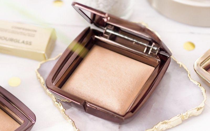Khám phá 6 loại phấn highlight tạo ánh sáng tự nhiên và lớp nền mịn màng, làm bừng sáng làn da