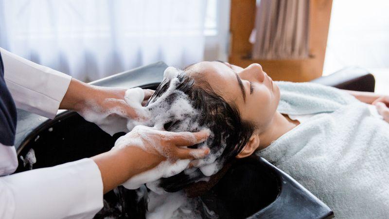 Khám phá 3 tư thế gội đầu an toàn và thoải mái cho bà bầu, giúp bảo vệ sức khỏe cho cả mẹ và bé.
