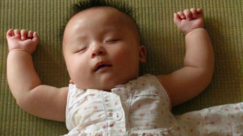 Vì sao trẻ thường giơ hai tay lên như 'đầu hàng' khi ngủ? Cùng khám phá lý do đằng sau thói quen này.