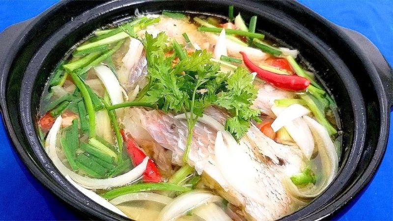 Cá diêu hồng kho lạt là một món ăn dễ làm nhưng vô cùng hấp dẫn, đặc biệt là vào những ngày hè nóng nực, khi bạn cần một món ăn thanh mát và dễ ăn.