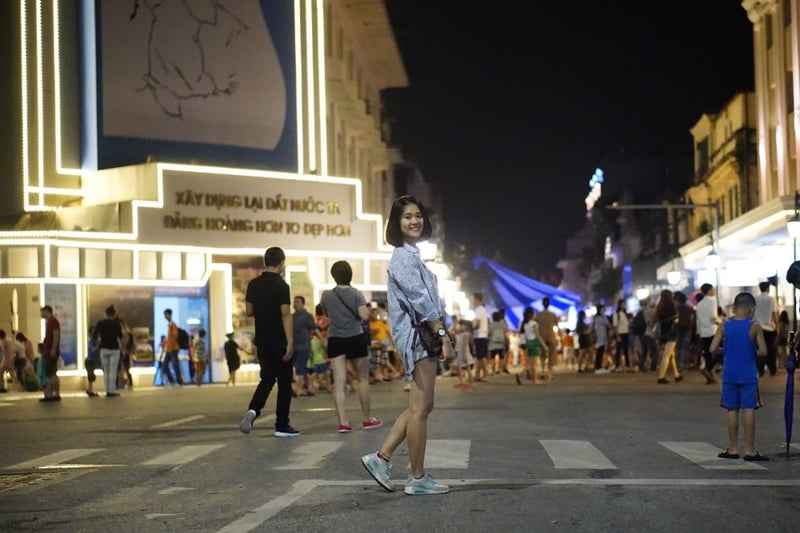 'Cảm giác lạ' khi dạo phố đi bộ Hà Nội dịp cuối tuần