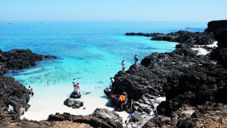 Vách đá trầm tích núi lửa triệu năm ở đảo Lý Sơn