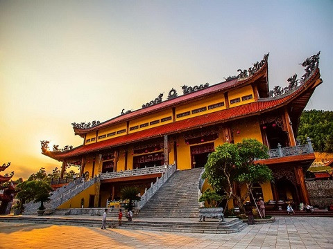 Trải nghiệm du lịch chùa Ba Vàng - “Cõi Phật nơi hạ giới”
