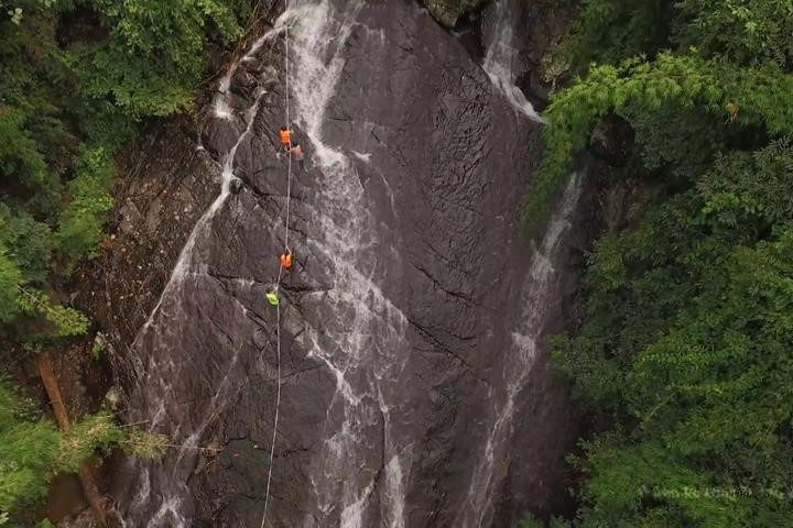 Trượt thác tại thác nước 7 tầng Tà Ngào, bạn có dám?