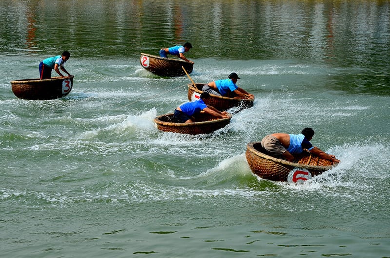 Sông Tam Giang dậy sóng với hội đua thuyền, lắc thúng