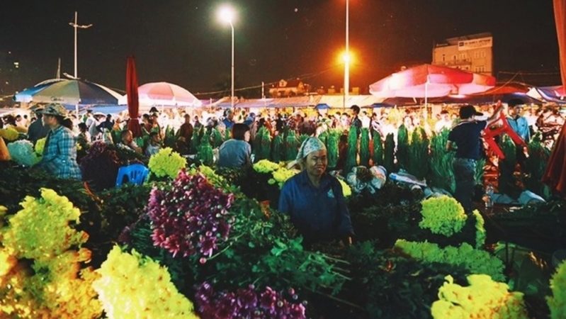 Về và lạc bước trong khung cảnh chợ hoa Hà Nội