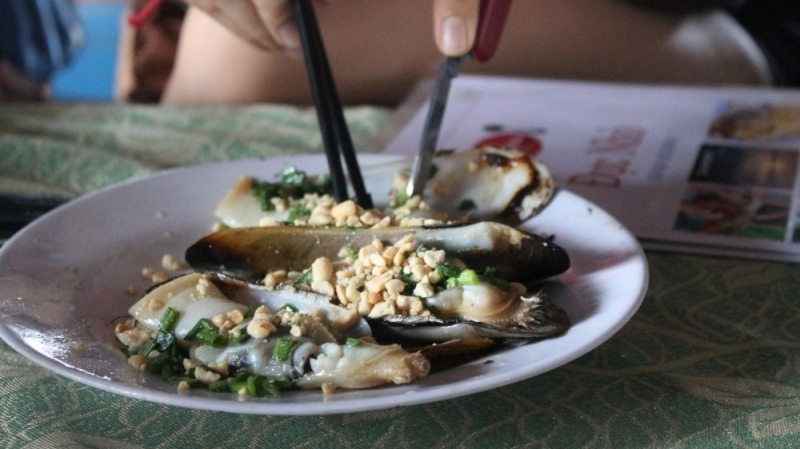 Thưởng thức hải sản trên bè nổi đảo Long Sơn