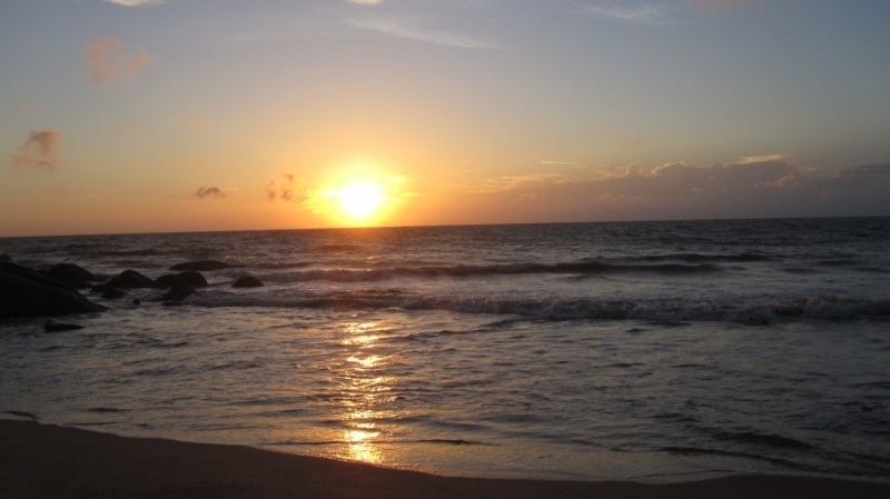 Bãi biển Hoành Sơn yên bình trong nắng chiều