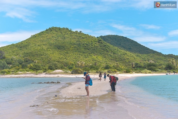 Đi bộ giữa biển ở Điệp Sơn - hòn đảo hot nhất hè 2016 này