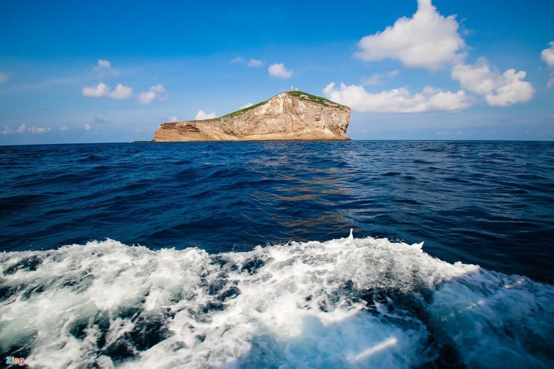 Đảo Hòn Hải – 'khối đá khổng lồ mang hình chiếc hài' giữa biển khơi