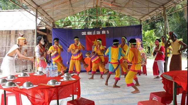 Vui nhộn vũ điệu dân gian - múa trống Sadam