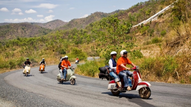 Du hí những nẻo đường đất Việt trên chiếc Vespa cổ điển