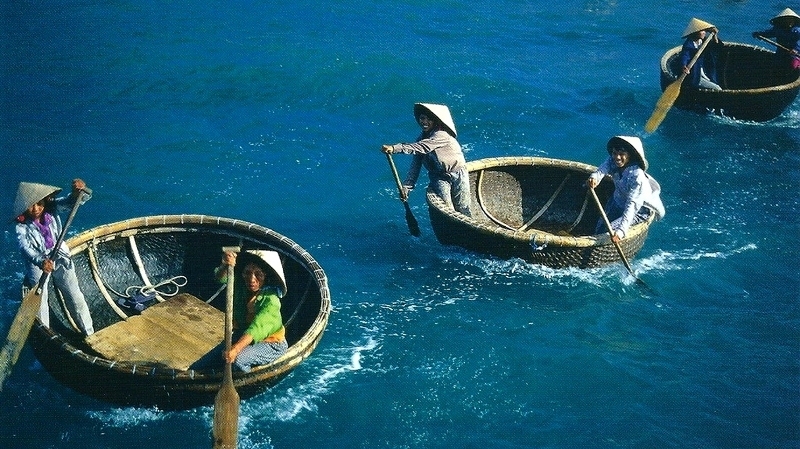 Những thúng thuyền mang màu biển cả