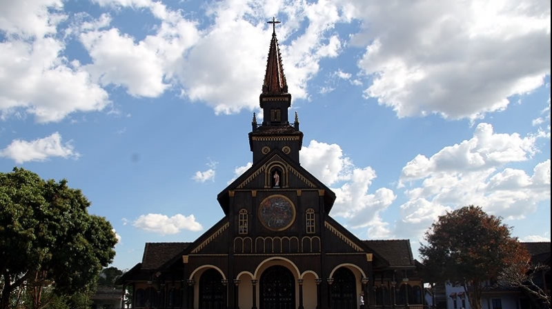 Chiêm ngưỡng kiến trúc độc đáo của nhà thờ gỗ Ba Na