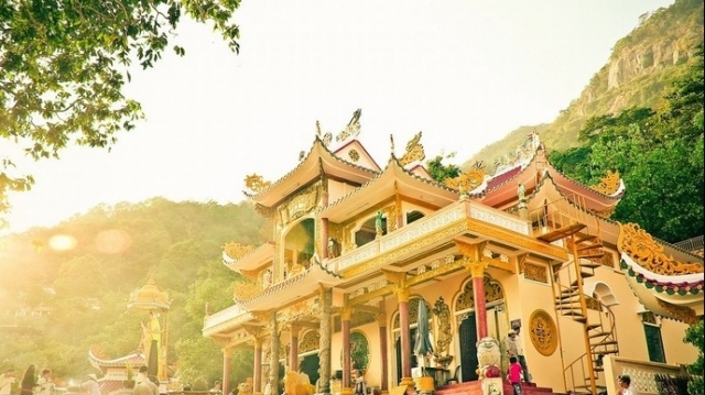 Top 10 ngôi chùa được hành hương nhiều nhất dịp Tết 2015 - Phần 1