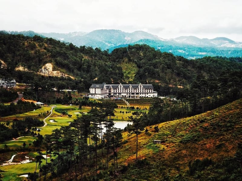 Không chỉ có homestay, Đà Lạt còn có cả những resort cực yêu bên bờ hồ Tuyền Lâm mộng mơ