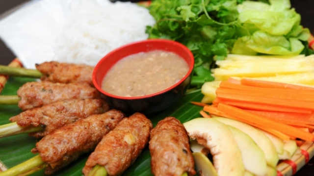 Dạo 3 miền nếm thử các món nem Việt Nam - Kì 2 - Miền Trung