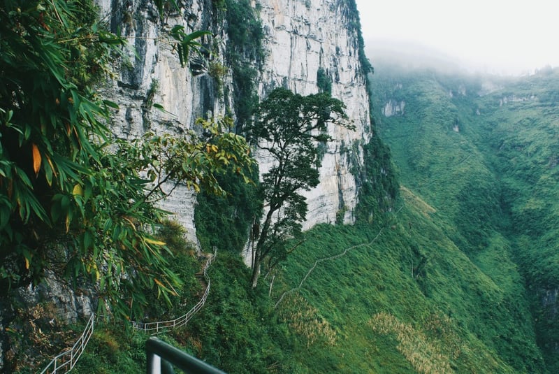 Thót tim và sửng sốt trước vẻ đẹp của cung đường đi bộ sát vách núi tại Hà Giang