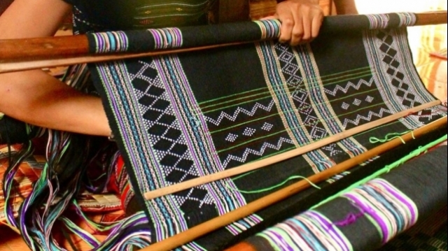 Duy trì và giữ gìn nghề dệt thổ cẩm của đồng bào Khmer Bảy Núi
