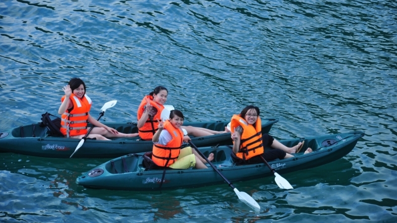 Khám phá thú vị bằng thuyền Kayak trong lòng Vịnh Lan Hạ