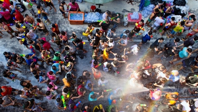 Tưng bừng tham gia lễ hội té nước Songkran ở Thái Lan