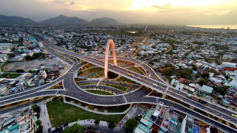Ngắm nhìn vẻ đẹp hiện đại của cầu vượt ngã ba Huế