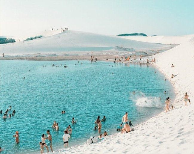 Tín đồ du lịch phát sốt với bể bơi khổng lồ giữa lòng sa mạc