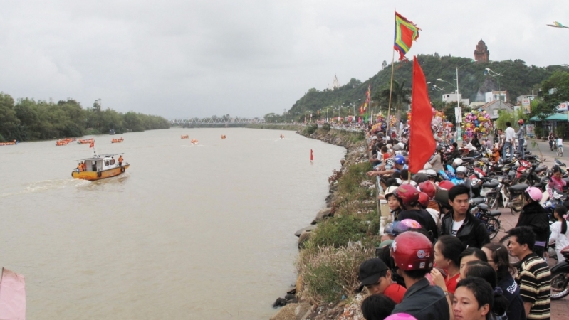 Lễ hội đua thuyền đầm Ô Loan 