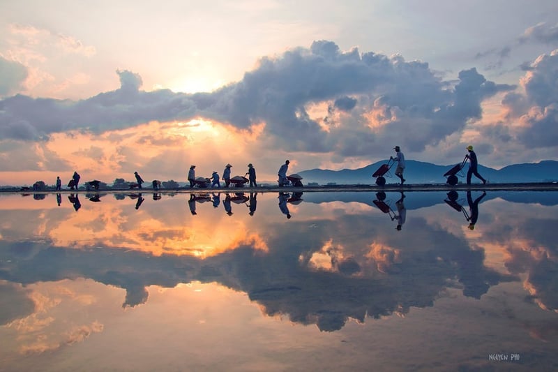 Ngắm hoàng hôn đẹp nhất thế giới trên đồng muối Việt Nam