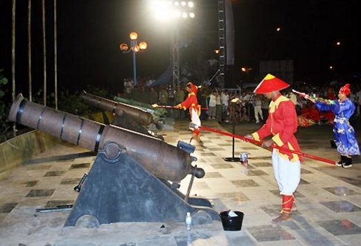 Trong các lễ hội ở Vũng Tàu, nghi thức bắn súng Thần Công được thực hiện.