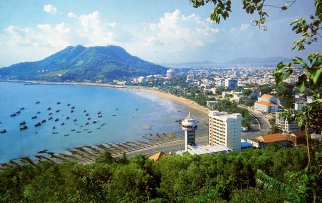 Vũng Tàu có hai địa điểm du lịch nổi tiếng là Bãi Trước và Bãi Sau.